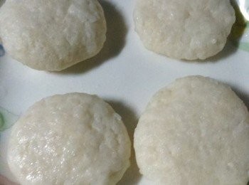 step3: 雙手沾點水避免沾黏.取適當大小的麵團.在手心壓扁.撕取適量起司片放中間.包好捏緊封口.再搓圓稍稍壓扁.雙面撒上少許芝麻粒