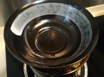 step3: 未免茄子接觸到空氣變黑，用碗壓住，將茄子都浸到水裡面