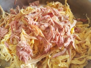 step3: 先將雞及火腿拆絲，備用。