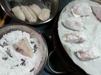 step4: 將墨魚滑沾滿生粉(此動作必須入爐前才做,否則生粉太濕會影嚮酥脆效果)