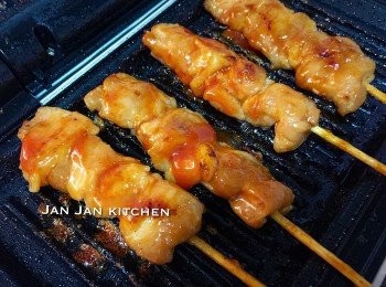 step3: 來回重複幾次掃上甜辣醬，使之入味。燒到差不多熟，大概10-12分鐘完成，就可以掃上蜜糖，燒多兩下即可。