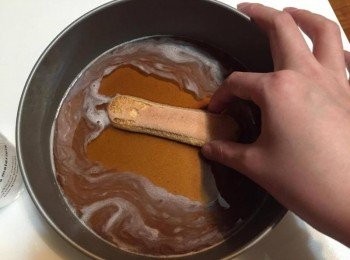 step5: 手指餅乾放進咖啡液中微微浸溼（手指餅乾吸收力特強，放太久會使提拉米蘇太溼，大約正反面各浸溼一秒鐘即可）