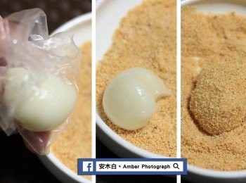 step5: 先將沾裹粉(花生粉/黑芝麻粉)和白砂糖拌勻。用虎口擠出適量大小，均勻沾附上花生糖粉。