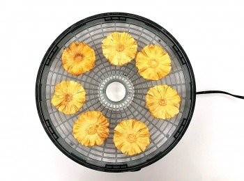 step4: 57度c的低溫風乾讓鳳梨果乾保留了豐富的膳食纖維及礦物元素,可幫助身體腸胃的新陳代謝。天然無添加的水果乾適合喜歡吃零食又怕胖的朋友,做蛋糕及麵包時添加少許的水果乾更能增添風味喔!