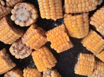 step3: 這時將玉米倒入鍋中轉小火煮至湯汁收乾上色即可