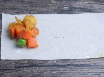 step5: 將餡料放在春卷皮的一端 *不要放太多餡料，否則會露餡