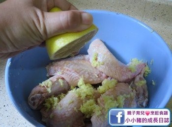 step2: 用檸檬半個渣汁，再加入魚露1.5湯匙、糖半湯匙、薑蓉1.5湯匙，加雞醃料最少醃5小時~