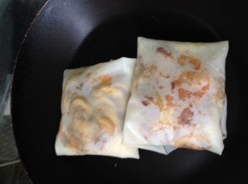 step3: 3)平底鑊用慢火慢慢將春卷皮煎香/如果想脆身D就加油半煎炸.