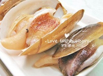 step1: 象拔蚌仔去肺部(黃啡色的), 將腸及內臟除去, 刷洗貝殼備用