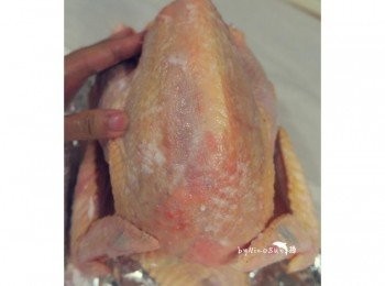 step1: 雞肉洗淨.去掉頭和<a href="https://bit.ly/3kLFTWO" target="_blank" data-keyword="雞腳" class="guide-link"><strong>雞腳</strong></a> <span style="display:inline-block;vertical-align:middle;margin-top:-3px;color:initial;border-radius:3px;padding:2px 3px;font-size:12px;line-height:14px;background:#87d300;color:#fff;">即買</span> .均勻抹上鹽巴按摩抓醃.