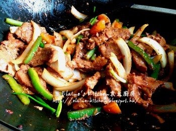 step7: 熄火加入蔥段及蜜桃粒拌勻即可