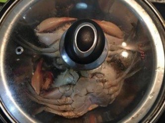 step3: 螃蟹腹部朝上，滾水入蒸鍋，中大火蒸15分鐘再悶3分鐘即可。