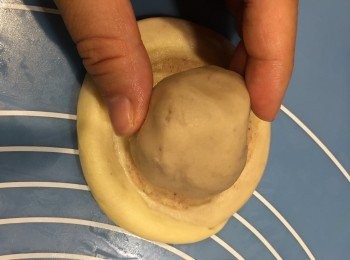 step16: 然後放入芋泥在內面。