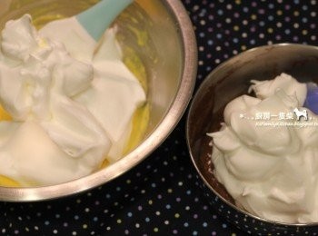 step8: 打好的<span class="group_2">蛋白霜</span>分成兩份，分別加入步驟6完成的原味、巧克力麵糊中。