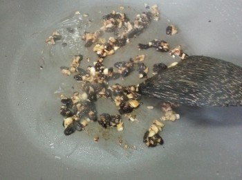 step9: 起油鑊先將蒜頭豆豉爆香