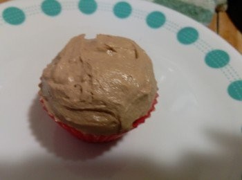 step4: 等到玛芬凉了才抹上巧克力奶酪霜。