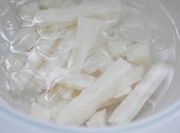step3: 先將<span class="group_1">食材</span>日本山藥刨皮後立刻切成條狀、塊狀，並快速放入冰塊水中冰鎮，可防止山藥與空氣接觸後變色