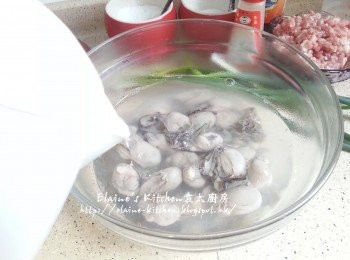 step3: 將蠔仔放入大碗內加入熱水煮30秒 , 倒去熱水及瀝乾水份備用