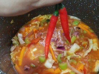 step5: 最後加兩隻指天椒。大滾後，轉中火，滾 90分鐘。

煲至最後15分鐘，加入鹽。飲前再加 Tabasco 攪掂。