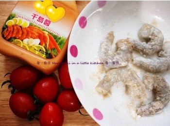 step2: 海蝦將觸角, 脚, 剪掉, 把背部和肚開取出腸, 去殼, 沖淨後抹乾. 用適量鹽, 白胡椒, 粟粉均混拍上蝦身 (備用)