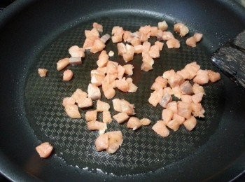step3: 用少許油將三文魚炒香