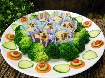 step3: 將健康油飯塑型放入紙模.再放上<span class="group_5">盤飾材料</span>即可