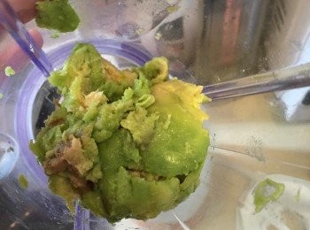 step3: 預備攪拌機，牛油果肉、洋蔥粒、甘筍粒、蕃茄醬及調味料放入攪拌機內，打成幼滑醬汁即可。