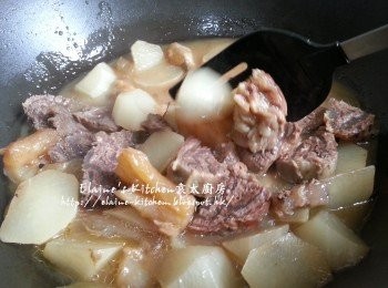 step10: 將牛展盛起切厚件放回鑊中拌勻蓋10分鐘