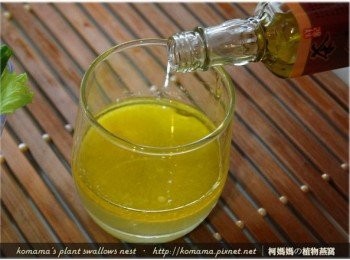 step8: 接著將祥記茶籽油取代橄欖油，直接倒入至玻璃杯中。