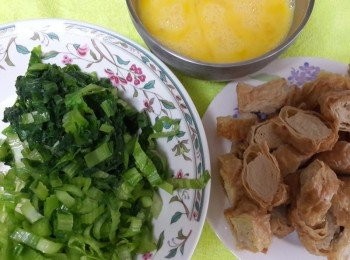 step2: 蛋打散,豆腸切塊備用