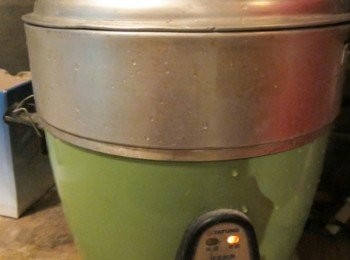 step11: 大同電鍋放入4.5碗水，將蒸籠至於其上，按下開關即可