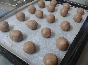 step3: 分成約二十份，搓成圓放入雪櫃一小時