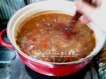 step4: 再加入肉碎拌勻炒至轉色 , 逐一加入茄膏 , 雞湯 , 水 (約500ml)拌勻