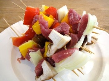 step2: 依序串入紅椒、鴨菲力、黃椒、鴨菲力、香菇、鴨菲力、洋蔥(依自己喜好即可)