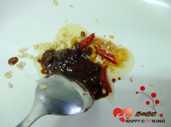 step5: 鍋中用一大匙美麗媞妮特級初榨橄欖油爆香姜蒜末,加一大匙豆瓣醬