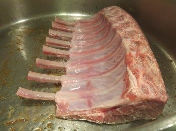 step4: 橄欖油鑊不用洗,直接煎封羊表面約兩分鐘左右。