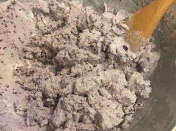step5: 用電動打蛋器調至高速下去打2分鐘
把底層的起司糊翻上來、整個打鬆
再送回冷凍庫冰2小時
(從冷凍庫拿出攪打在送回冰箱，此動作要重複做兩次)
 
第二次會有點太硬打不動
可以先用湯匙做輔助，切成一小塊一小塊
再下去打鬆
 
打完兩次之後放入保鮮盒
想吃就挖來吃 :)