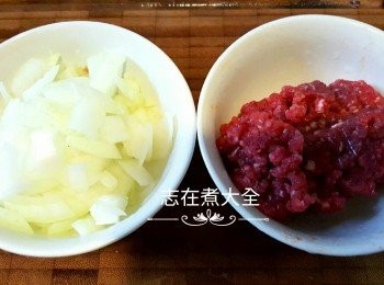 step2: 洋蔥切粒，免治牛肉回溫