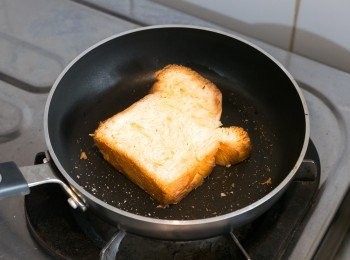 step4: 以小火把方包表面（塗了腐乳那面向下）煎香，趁熱享用。