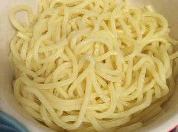 step1: 拉麵漢堡做法：
大火煮滾水放少許鹽，放入日本拉麵煮約八成熟 (腍身)，撈起瀝乾水份，室溫下待涼，