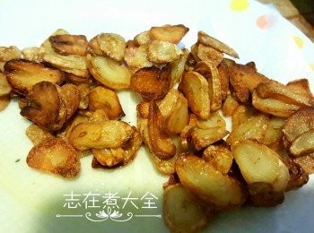 step4: 蒜片放在廚紙上吸油備用