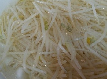 step1: 芽菜先洗淨，烚1分鐘，熄火浸冰水，再瀝乾。