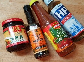 step2: 再準備好所有醬汁，及將蘿蔔刨皮及將西芹刨去西芹根，備用。