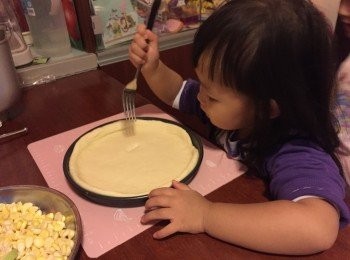 step7: 放在焗盤後, 用叉拮小孔