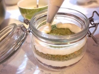 step3: 先把淡忌廉由外到內唧在器皿作底層，我總共唧了兩層。如果喜歡多層次的話，可以只唧一層。然後按個人喜歡放入自己喜歡的餅碎，餅碎的高度通常和忌廉一致，比較美觀，口感都較豐富
完成後的木糠布甸建議雪過夜才享用。如果想有雪糕效果，可雪左冰格。