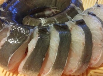 step1: 材料: 半條鱔，
 (豆豉三湯匙要壓扁,蒜頭三粒切蓉 糖,生粉,生抽,油各一茶匙)混合攪混

做法: 將巳混合豉汁加上鱔面蒸十二分鐘, 贊少許滾油和加少許生抽

注意鱔唔怕蒸得耐,因為鱔唔熟食落去唔令口腔麻痹。