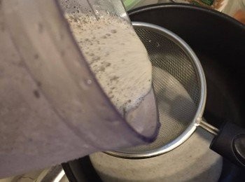 step3: 用隔渣棉袋或隔篩隔去粗粒。