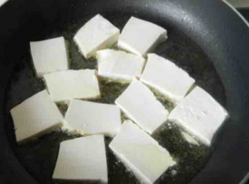 step2: 熱油鍋，豆腐洗淨擦乾，放入鍋裡煎。