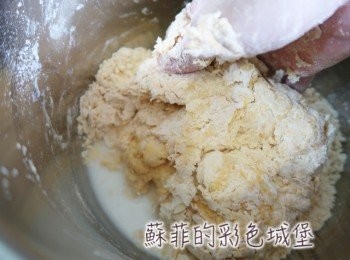step3: 牛奶慢慢加入麵糰中，直到整個麵糰不黏手。(牛奶量會因南瓜泥的含水量而需做調整）