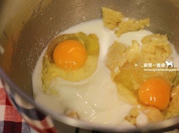 step3: 倒入雞蛋+優格＋牛奶，攪勻（這三樣材料請先放在室溫下回溫，確保入盆攪拌時不是冰的）。